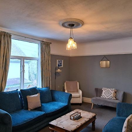 Llandudno Apartment, Quirky Pub With Tropical Beer Garden Bagian luar foto