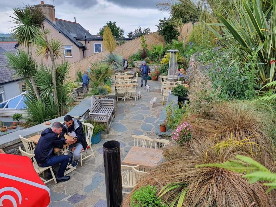 Llandudno Apartment, Quirky Pub With Tropical Beer Garden Bagian luar foto