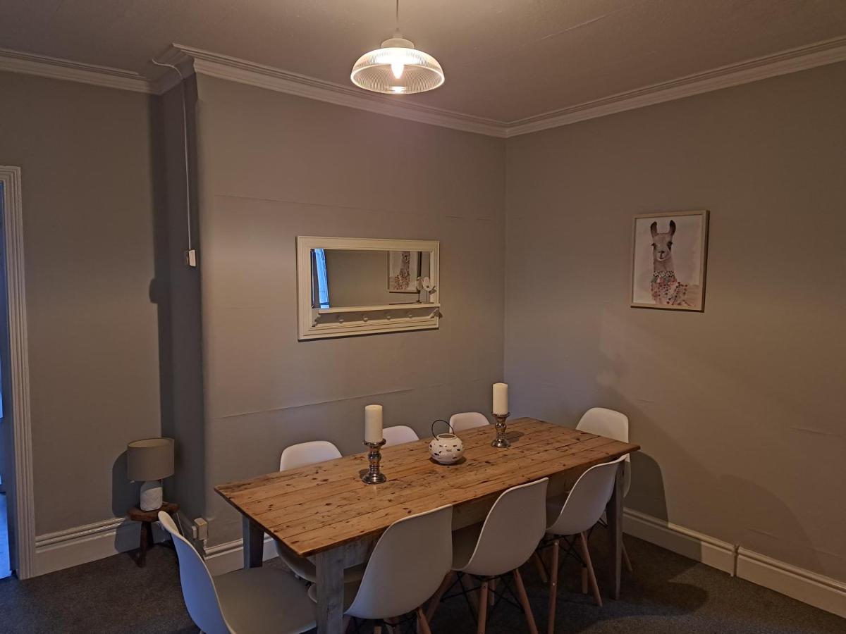 Llandudno Apartment, Quirky Pub With Tropical Beer Garden Bagian luar foto