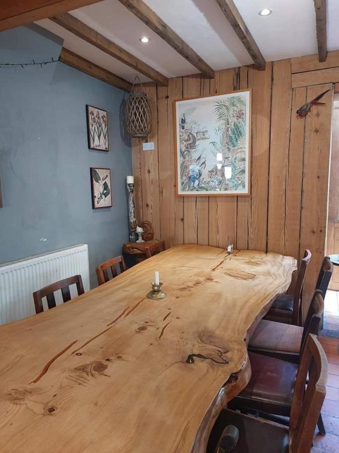 Llandudno Apartment, Quirky Pub With Tropical Beer Garden Bagian luar foto