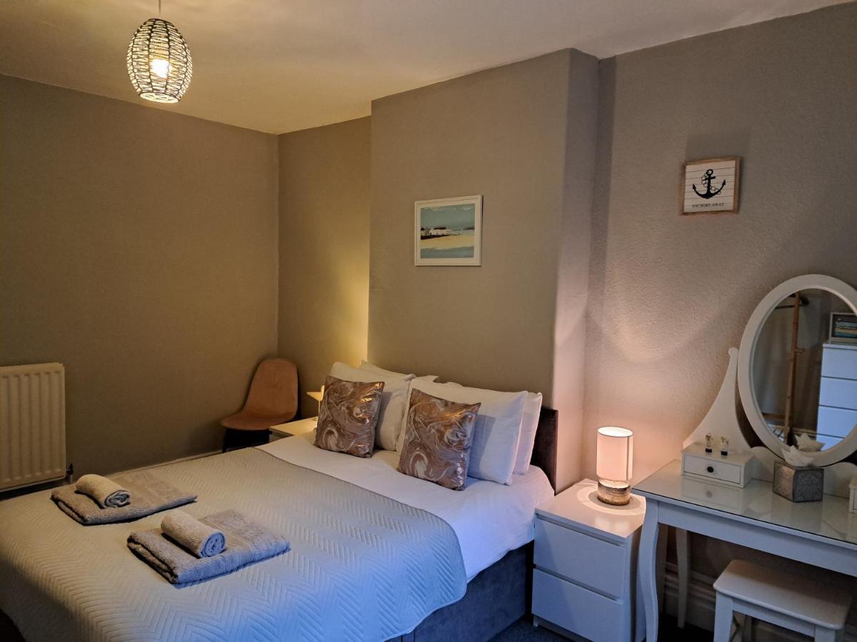 Llandudno Apartment, Quirky Pub With Tropical Beer Garden Bagian luar foto