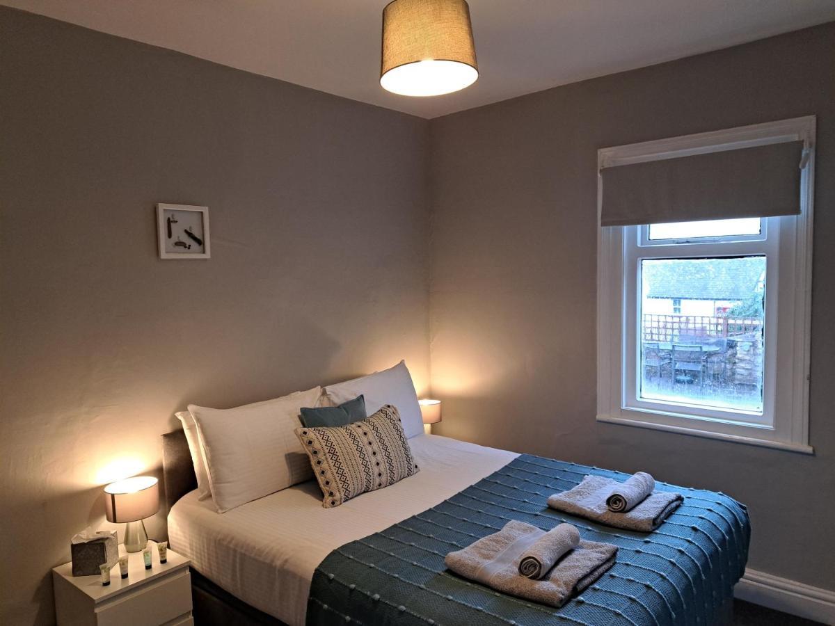 Llandudno Apartment, Quirky Pub With Tropical Beer Garden Bagian luar foto