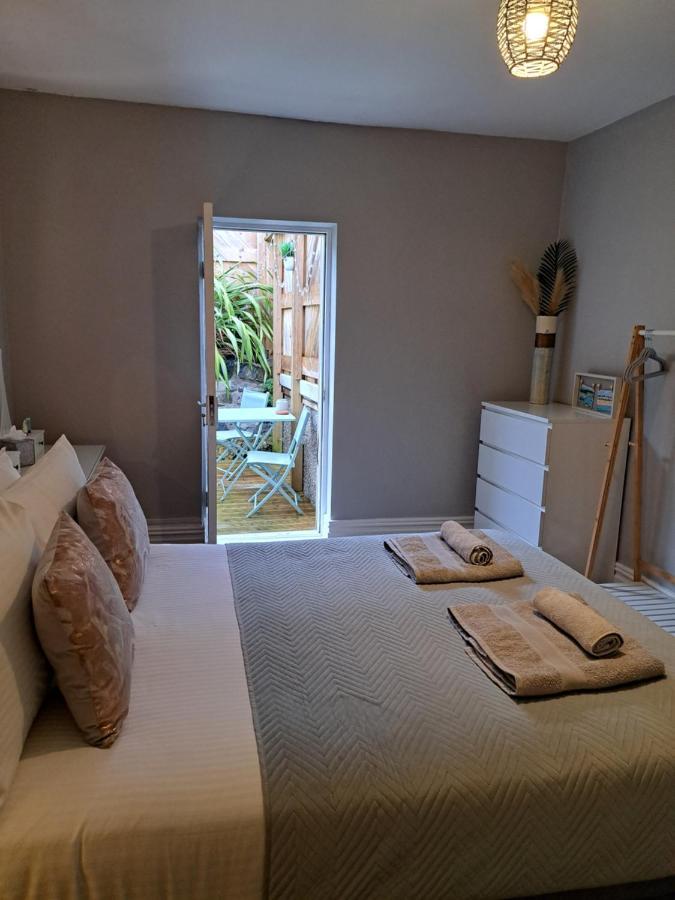 Llandudno Apartment, Quirky Pub With Tropical Beer Garden Bagian luar foto