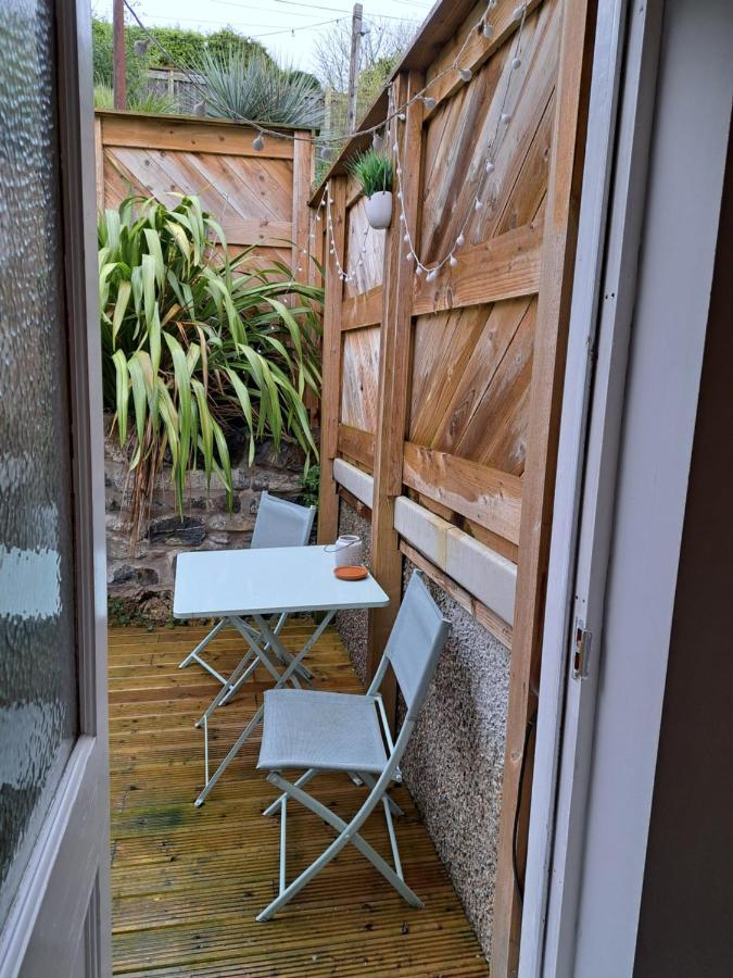 Llandudno Apartment, Quirky Pub With Tropical Beer Garden Bagian luar foto