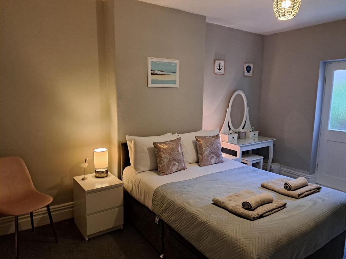 Llandudno Apartment, Quirky Pub With Tropical Beer Garden Bagian luar foto